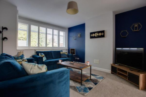 SAXON ROAD - A 3 Bedroom House with Garden by Prestigious Stays - Includes Wifi, Netflix & Amazon Alexa
